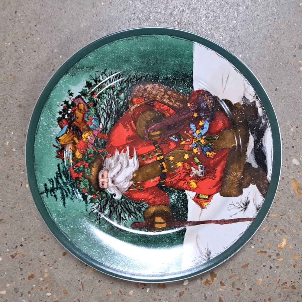 Set of 2 Royal Norfolk Old World Santa or Father Christmas 8" Collector's Plates